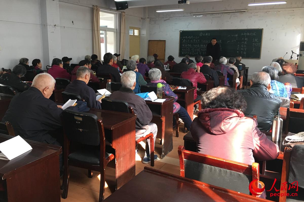 郑州市科学技术协会社区科普大学科普志愿者为老年人授课。（郑州市科学技术协会供图）